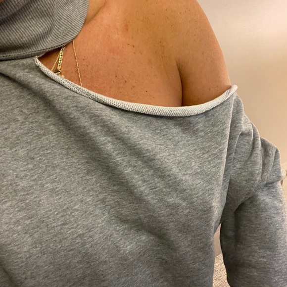 Grey sweatshirt with cut out shoulder - Picture 2 of 4